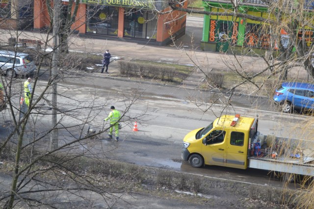 W środę drogowcy łatali dziury w nawierzchni ul. Wybickiego w Gołonogu