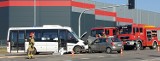 Kolizja pojazdów w Piekarach Śląskich. Samochód dostawczy zderzył się z samochodem osobowym na skrzyżowaniu Kotucha z Harcerską
