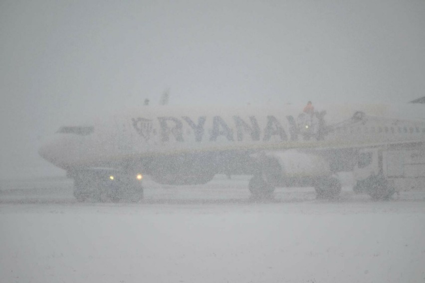 Pogoda nie rozpieszcza pasażerów gdańskiego lotniska....