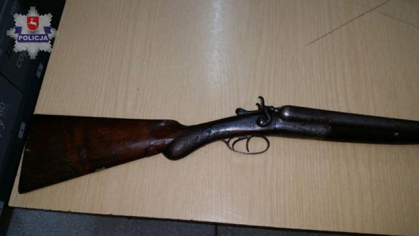 Broń bez pozwolenia znaleziona u dwóch mężczyzn. Trzymali m.in. karabin Mauser i broń krótką