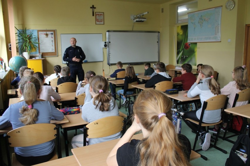 „Świeć przykładem” - policyjna akcja w szkołach w Radomsku i powiecie [ZDJĘCIA]