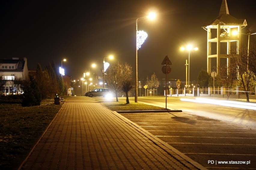 Iluminacje świąteczne rozbłysły w Staszowie. Zobacz gdzie? (GALERIA)