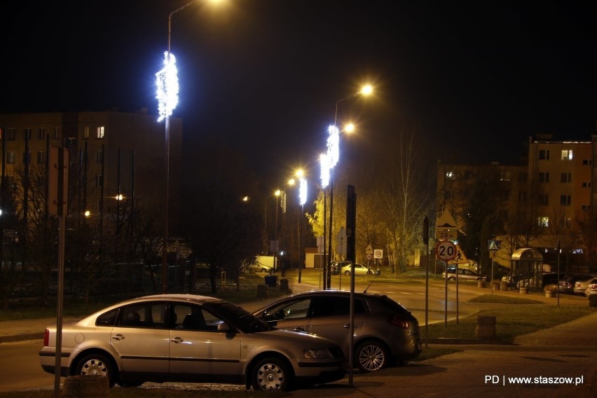 Iluminacje świąteczne rozbłysły w Staszowie. Zobacz gdzie? (GALERIA)