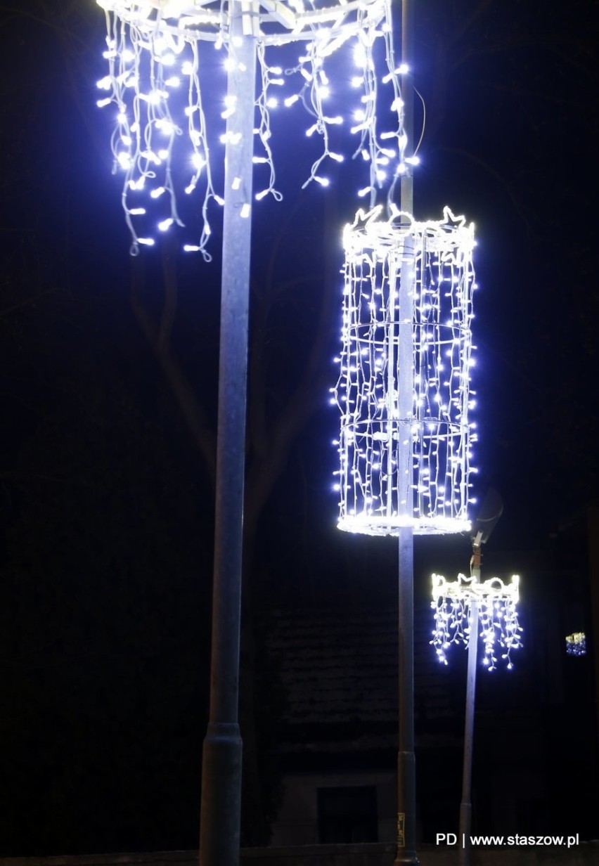 Iluminacje świąteczne rozbłysły w Staszowie. Zobacz gdzie? (GALERIA)