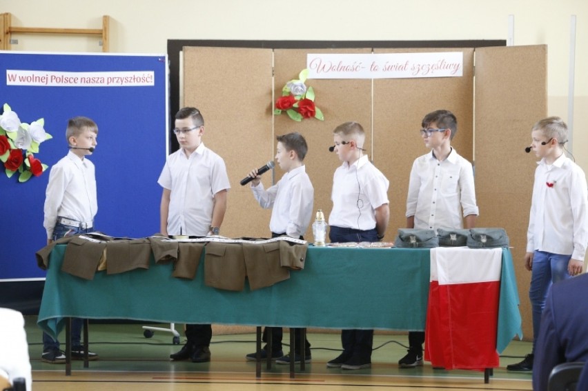 Akademia z okazji Święta Niepodległości w szkole w Sadowie ZDJĘCIA