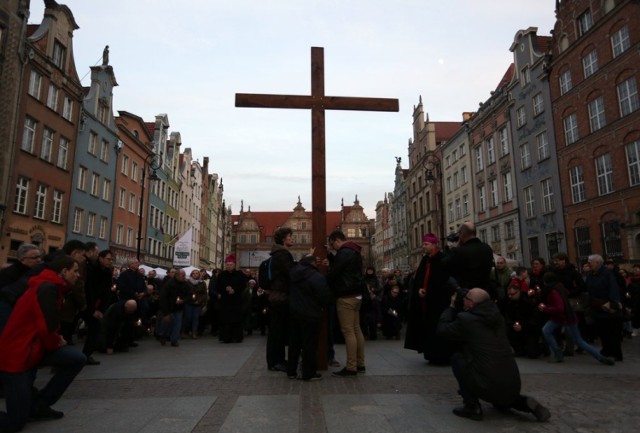 Gdańska Droga Krzyżowa przeszła w piątek ulicami Starego i Głównego Miasta.
