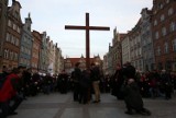 Gdańska Droga Krzyżowa. W nabożeństwie wzięło udział kilkaset osób  [ZDJĘCIA] 