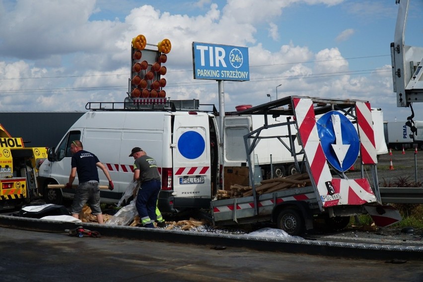 - Ludzie uważajcie na drodze, jak są roboty drogowe...