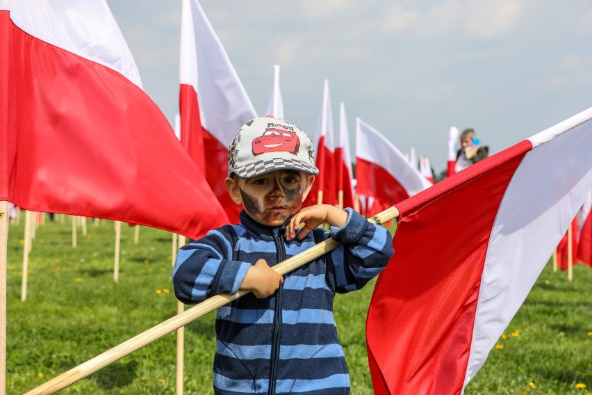 10 tysięcy flag na krakowskich Błoniach ułożyło się w mapę Polski