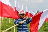 10 tysięcy flag na krakowskich Błoniach ułożyło się w mapę Polski