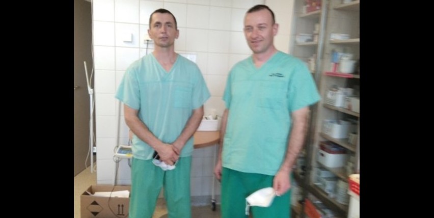 Dwaj strażacy-ratownicy z Jasła stawiają czoła pandemii w największym warszawskim szpitalu