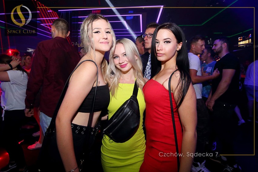 Piękne dziewczyny na parkiecie w klubie w Czchowie