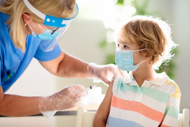 Niezależna komisja ekspertów doradzających FDA opowiedziała się za dopuszczeniem do stosowania szczepionki przeciw COVID-19 koncernu Pfizer i BioNTech u dzieci w wieku 5-11 lat.