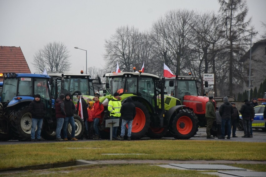 Rolnicy z powiatu kłobuckiego wyjechali ciągnikami na drogę...