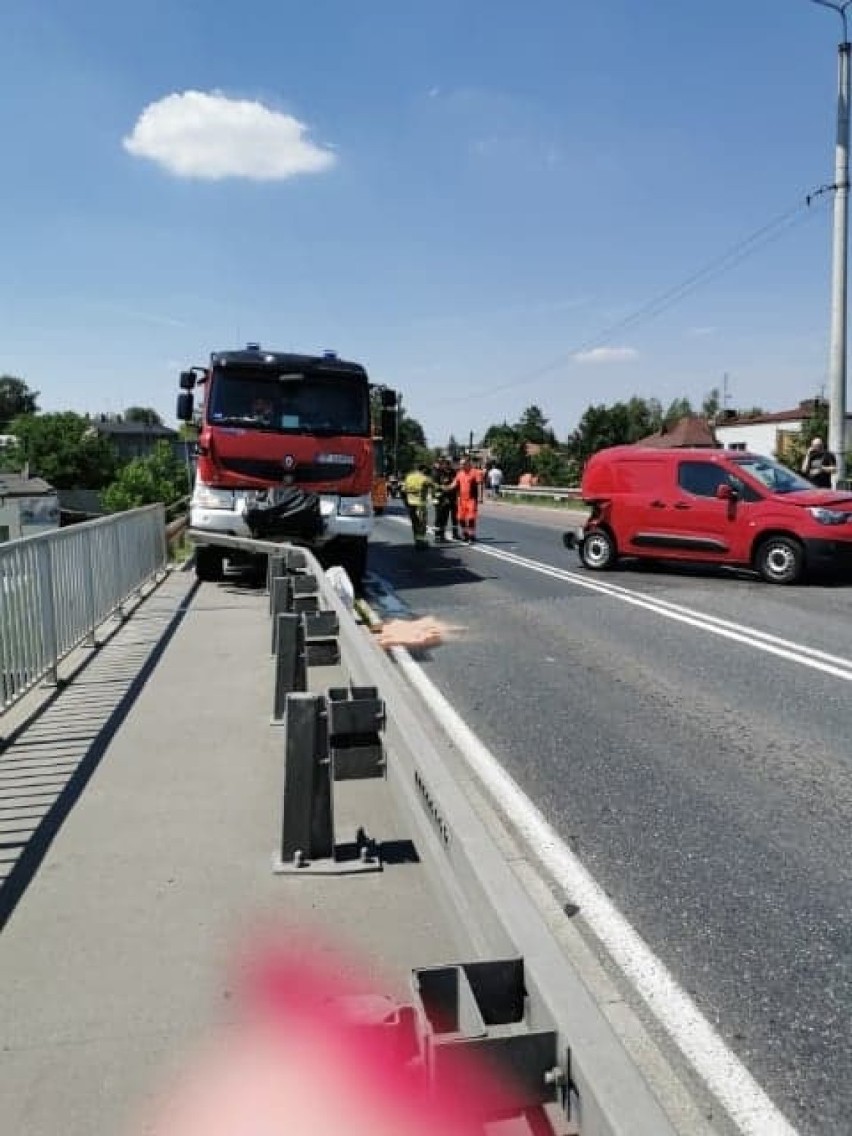 Wypadek w Jaksonku i kolizja wozu strażackiego na moście w...