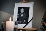 Bydgoszczanie żegnają Leonarda Pietraszaka - księga kondolencyjna w ratuszu