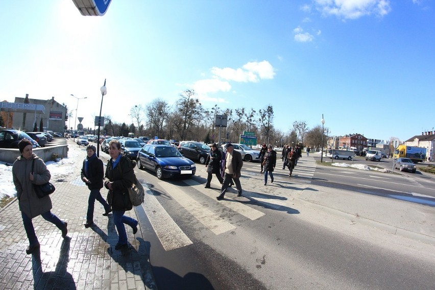 Policja szacuje, że w popołudniowej pikiecie wzięło udział...