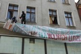Poznań: Anarchiści przejęli kamienicę przy ul. Paderewskiego 1 na Starym Rynku [ZDJĘCIA]