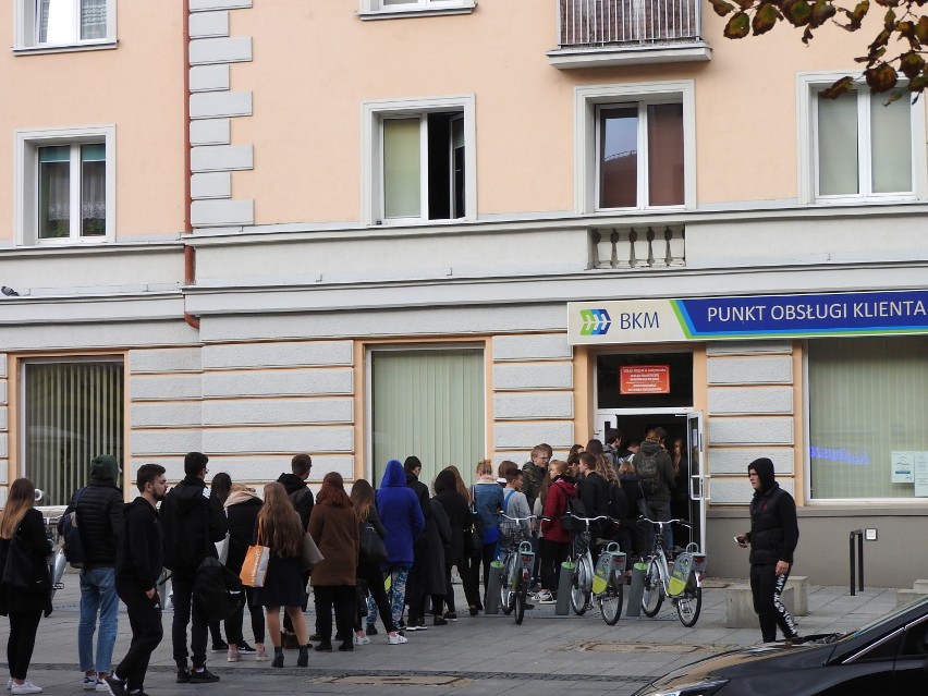 Kolejki po kartę miejską. Przy ulicy Lipowej tłumy studentów stoją w kolejce do punktu BKM