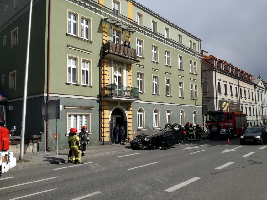 Wypadek na Nowym Świecie w Kaliszu. Auto uderzyło w ścianę...