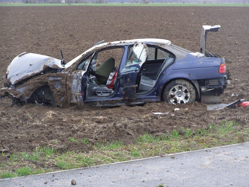 Stare Pole. Wypadek na drodze krajowej nr 22. BMW skończyło jazdę na polu