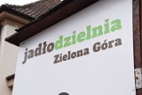 Po świętach zostało Ci jeszcze sporo jedzenia? Możesz przynieść je do zielonogórskiej Jadłodzielni. Podpowiadamy, jak to zrobić