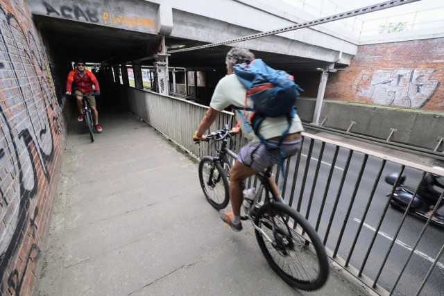 Rowerzyści tłumnie jeżdżą po chodniku w okolicach wiaduktu kolejowego nad ulicą Hetmańską. Piesi nie czują się bezpieczni.
Przejdź do kolejnego zdjęcia --->