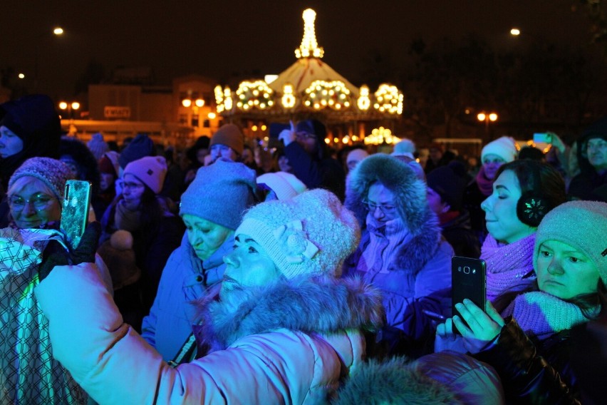 Skaldowie rozkręcili Gwiazdkę dla mieszkańców w Radomiu. Był tłum na placu Jagiellońskim. Zobaczcie zdjęcia