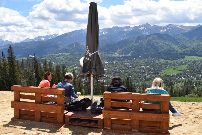 Zakopane. Gubałówka z najwyżej położoną plażą w Polsce! Jest piasek, wygodne kanapy i widok, jakiego nie ma nad Bałtykiem