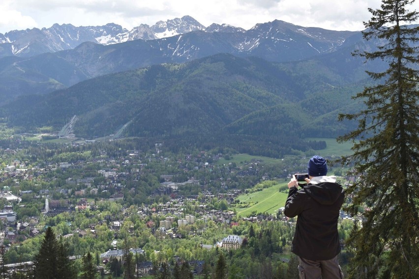 Zakopane. Gubałówka z najwyżej położoną plażą w Polsce! Jest piasek, wygodne kanapy i widok, jakiego nie ma nad Bałtykiem