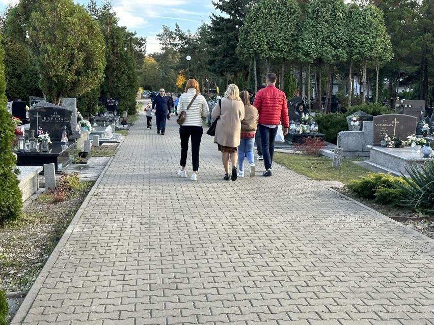Przygotowania do Wszystkich Świętych w Radomiu. Wiele osób sprząta groby na cmentarzu Firlej