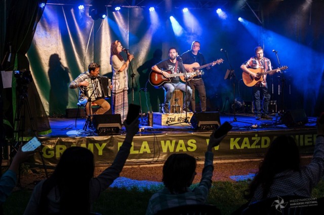 Zespół Pod wiatr dał koncert podczas Konkursu Piosenki Harcerskiej na letniej scenie Pałacyku Zielińskiego w Kielcach.