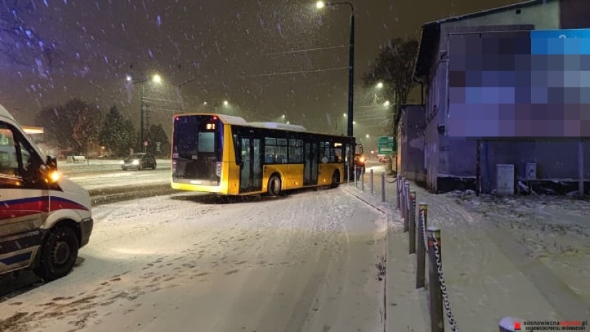 Wypadek w Sosnowcu. Autobus uderzył w latarnię. Jedna osoba trafiła do szpitala