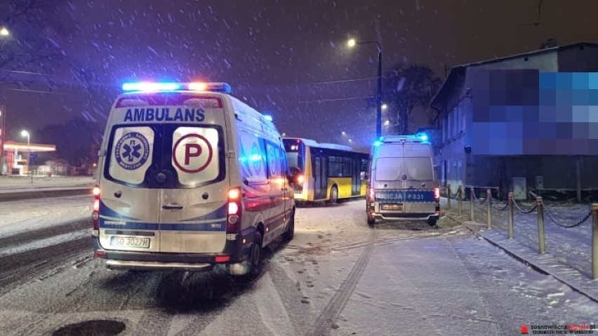Wypadek w Sosnowcu. Autobus uderzył w latarnię. Jedna osoba trafiła do szpitala