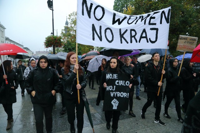 Czarny protest - strajk kobiet w Piotrkowie przeciwko zaostrzeniu ustawy antyaborcyjnej