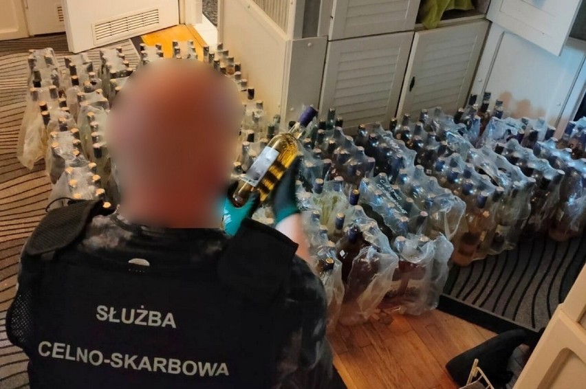 Białystok. Nielegalny alkohol i narkotyki zabezpieczone w mieszkaniu przez funkcjonariuszy podlaskiej KAS [ZDJĘCIA]