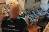 Białystok. Nielegalny alkohol i narkotyki zabezpieczone w mieszkaniu przez funkcjonariuszy podlaskiej KAS [ZDJĘCIA]