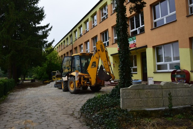 Zmienia się otoczenie wokół Zespołu Szkół Centrum Kształcenia Rolniczego przy ulicy Mokoszyńskiej w Sandomierzu. Więcej na kolejnych zdjęciach.