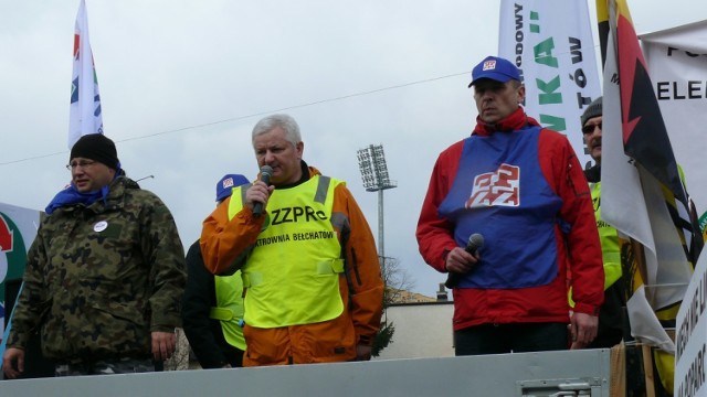 Kontroli sposobu zatrudniania domagał się m.in. Andrzej Nalepa (w środku), przewodniczący Związku Zawodowego Pracowników Ruchu Ciągłego w elektrowni