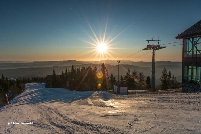 Wspaniały wschód słońca z widokiem na Tatry. Tam ciągle jest śnieg