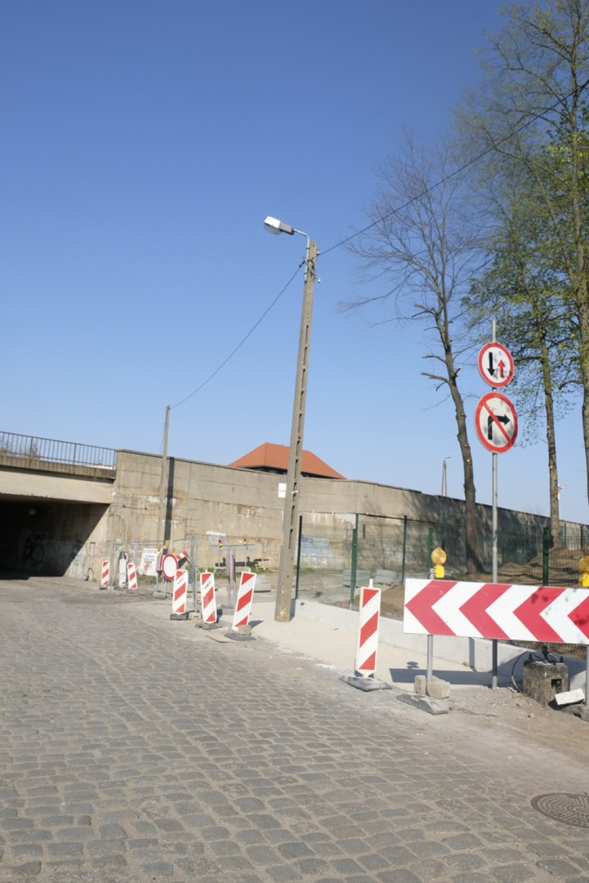 Remont ulicy Kujawskiej w Żarach. Rozkopane drogi i chodniki 