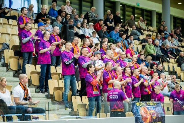 Koszykarki bydgoskiego Artego rozgromiły w sobotę w hali „Arena” Enea AZS Poznań 94:56 w spotkaniu 16. kolejki Energa Basket Ligi Kobiet. Bydgoszczanki nie miały problemów z pokonaniem „akademiczek”. Podopieczne trenera Tomasza Herkta rozpoczęły od prowadzenia 12:0, by do końca spotkania kontrolować wydarzenia na parkiecie. Była szansa na przekroczenie granicy 100 punktów, ale szkoleniowiec w końcówce spotkania desygnował na plac gry rezerwowe. Kolejne double-double zanotowała Laura Miskiniene (18 punktów i 17 asyst).

ZOBACZ ZDJĘCIA Z TRYBUN I PARKIETU HALI "ARENA" >>>>>>