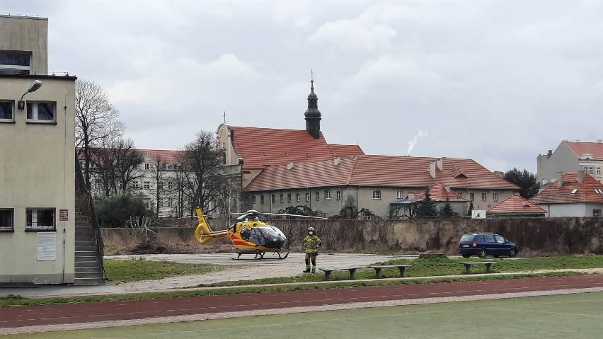 Kalisz: Strażacy wspierają medyków. Wozy strażackie niczym...