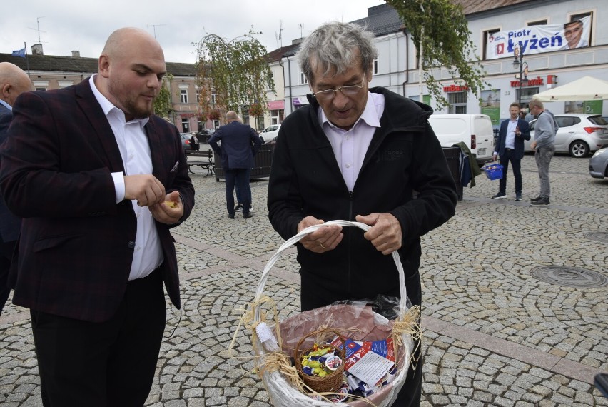 Minister Robert Telus w sobotę prowadził swą kampanię w Skierniewicach