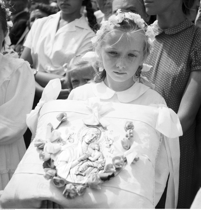 Warszawa, 1957. Dziewczynka z poduszką podczas procesji.