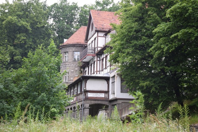 Stuletni, malowniczy budynek „Aleksandrówka” w Jarnołtówku, na razie zarasta zielenią.