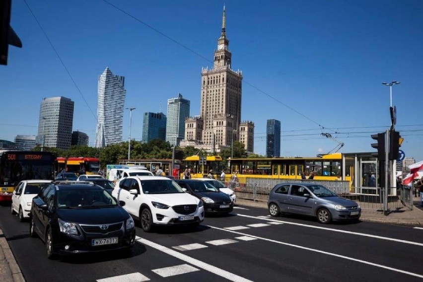 Smog w Warszawie. Czy ruch drogowy to największy truciciel?