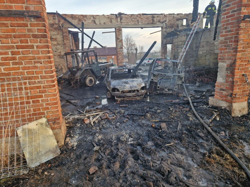 W Jastrzębnikach spłonęła stodoła. W środku były samochody i ciągnik. ZDJĘCIA