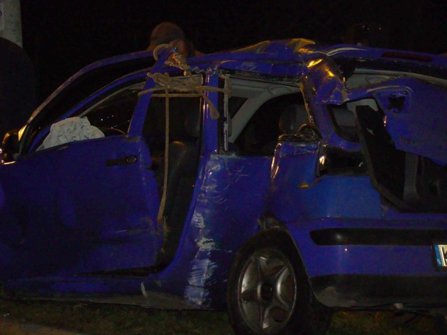 Zmiażdżone przez pociąg papieski auto na Zaskawiu w Wadowicach.