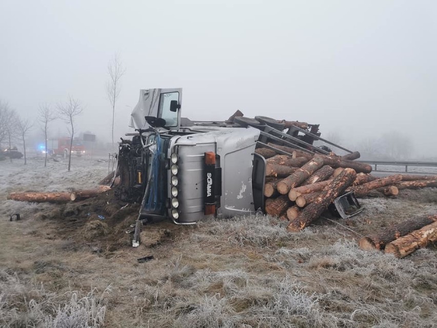 Groźny wypadek na DK 22 na trasie Gutowiec – Rytel 17.01.2020. Zderzenie samochodu osobowego i ciężarówki [zdjęcia]